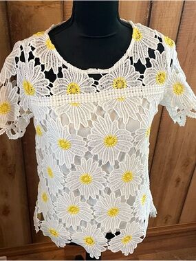 Zac & Rachel White Crochet Daisy Short Sleeve Top with Yellow Centers